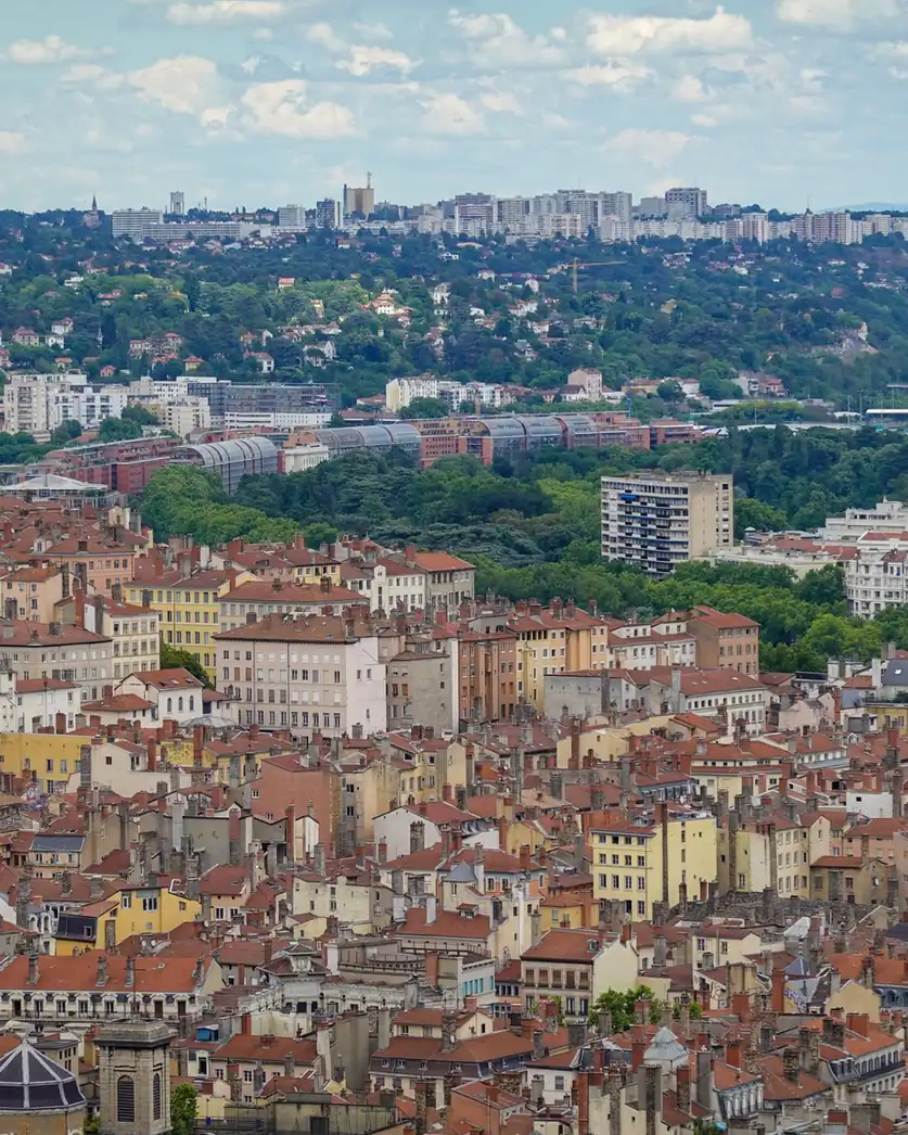 Les toits de Lyon vus d’en haut, jusqu’aux collines