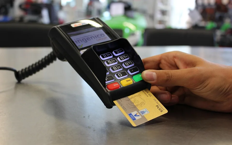 Comptoir d’accueil d’une salle avec terminal de paiement