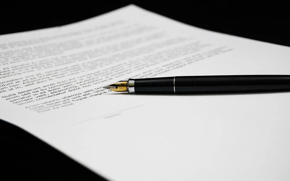 Contrat d’abonnement posé sur un comptoir