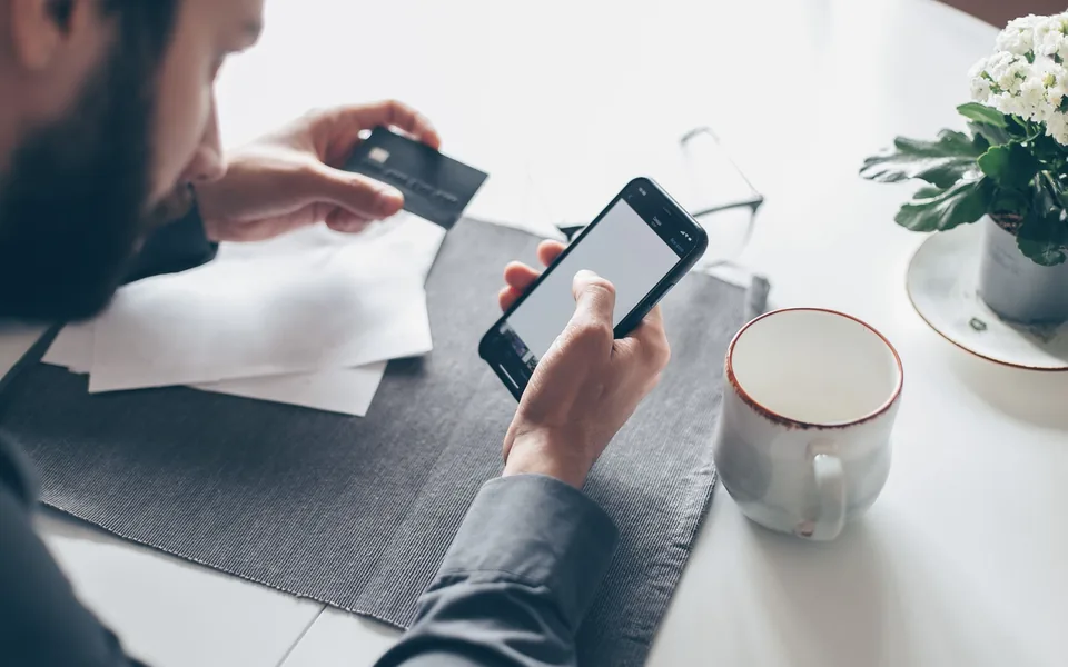 Relevé bancaire sur un téléphone, prélèvements répétés