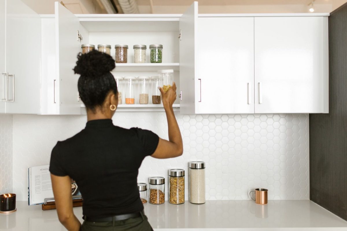 Idées pour organiser un placard de cuisine : méthode et options