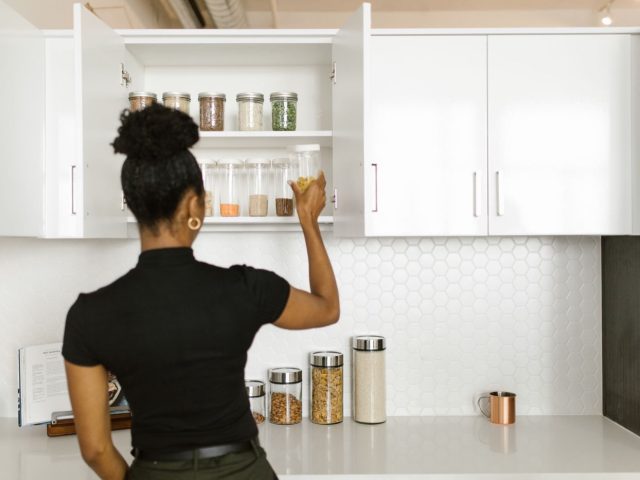 Idées pour organiser un placard de cuisine : méthode et options