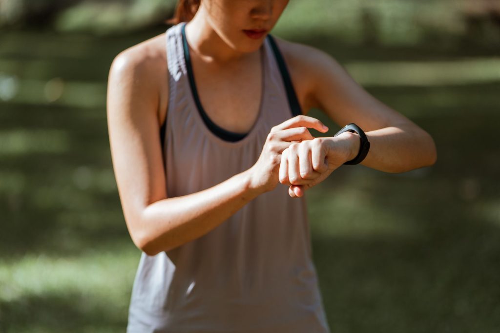 Fitbit ou Garmin : lequel choisir pour suivre son activité