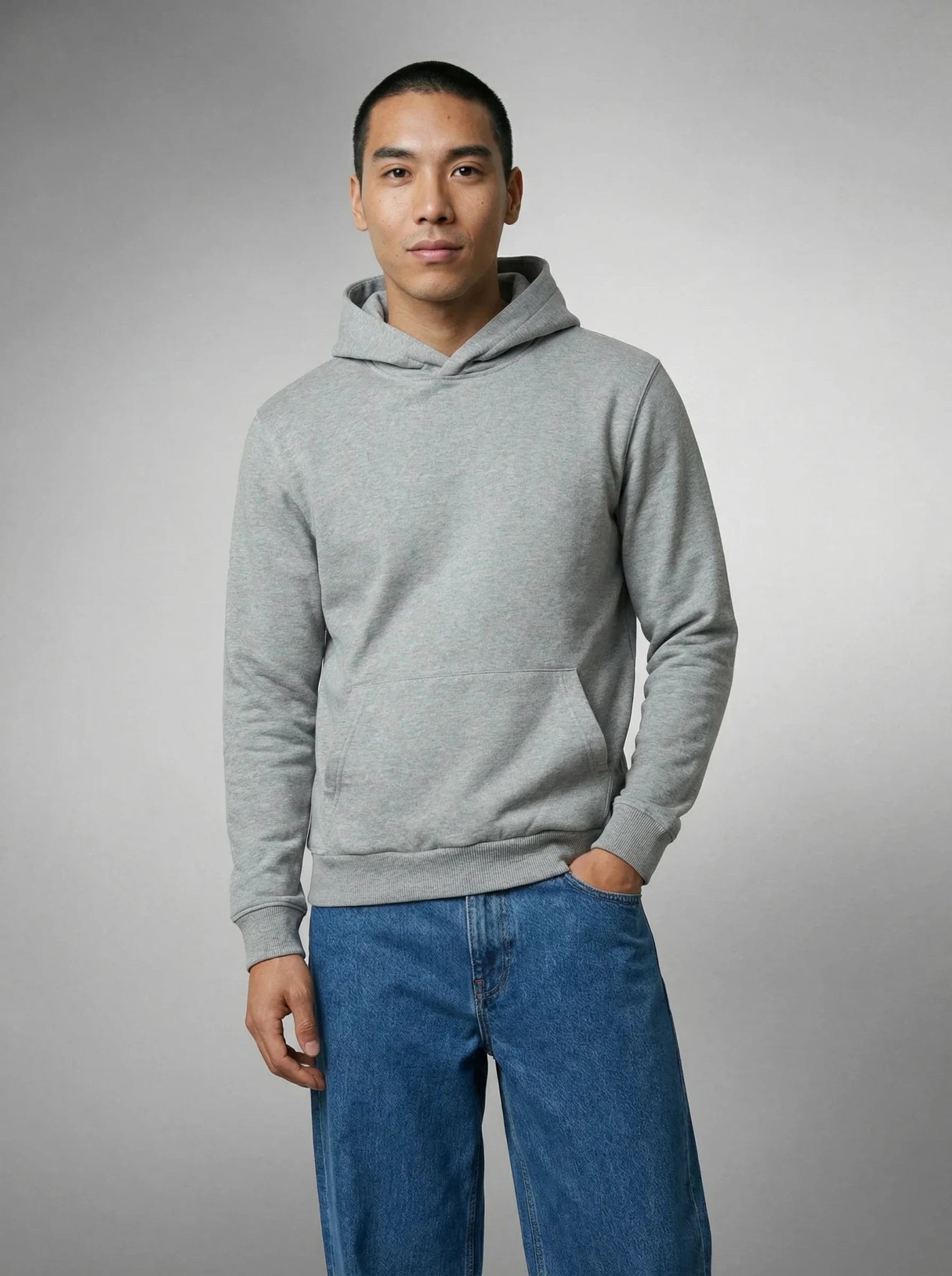 Homme portant un hoodie gris en coton biologique fabriqué en France